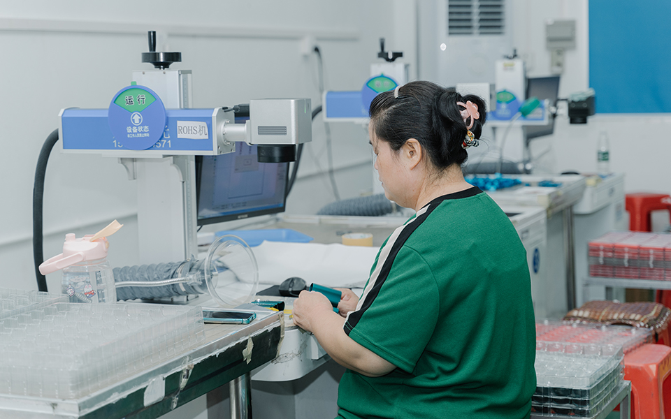 二楼激光镭雕车间